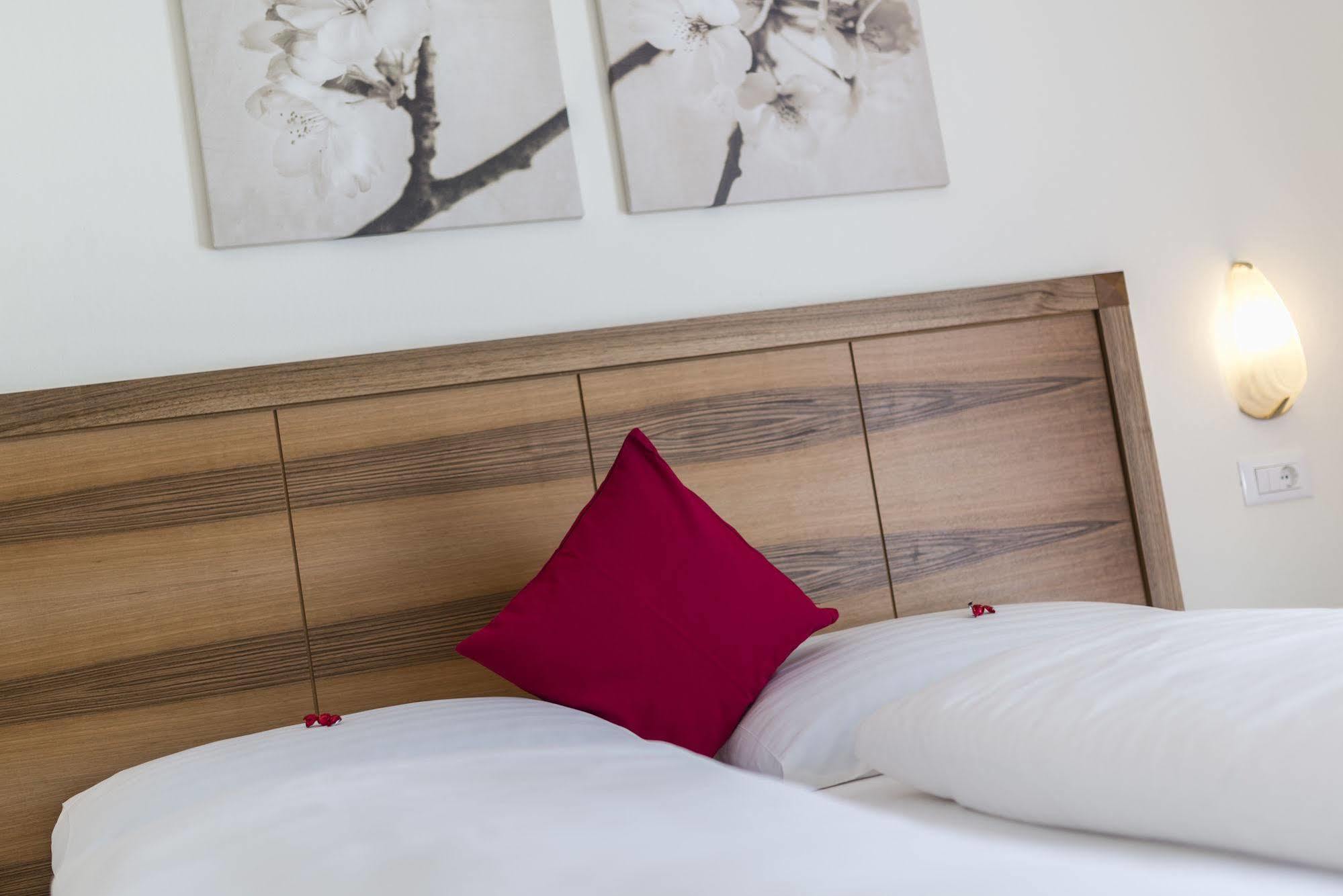 Hotel Elefant Ora / Auer Eksteriør billede