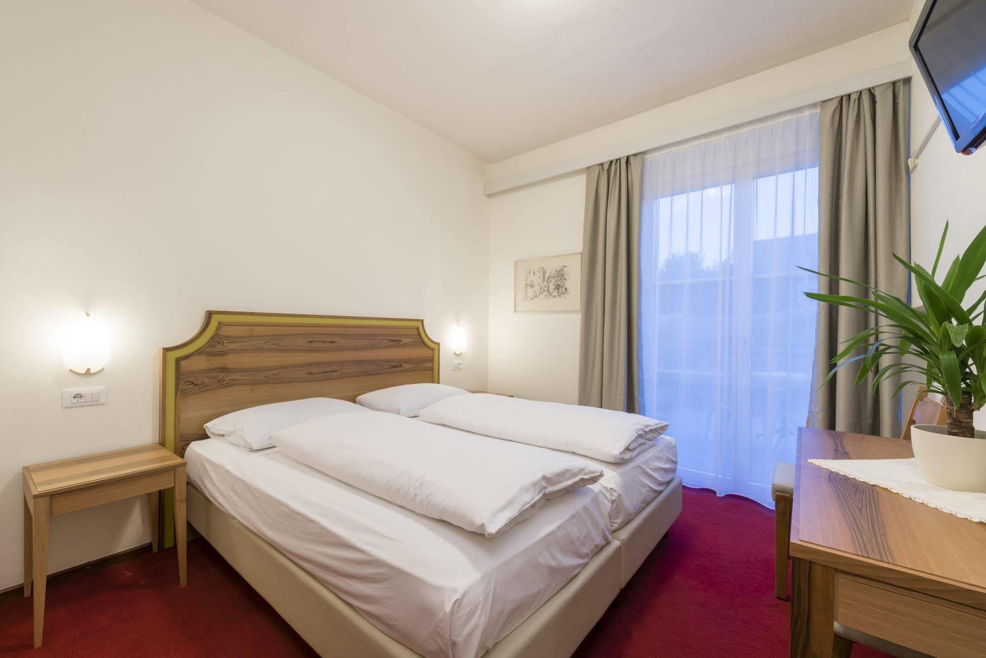 Hotel Elefant Ora / Auer Eksteriør billede